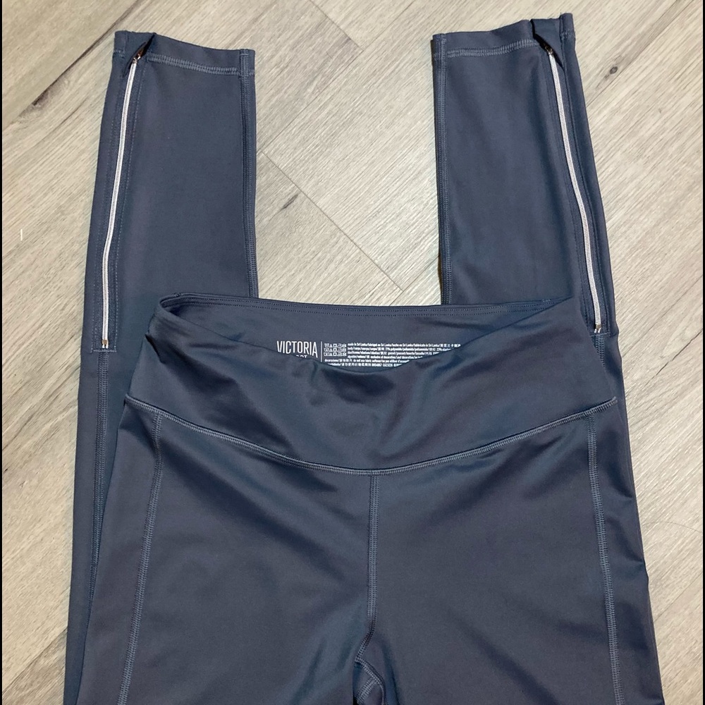 NWOT Victoria Sport Zip Ankle Leggings size small